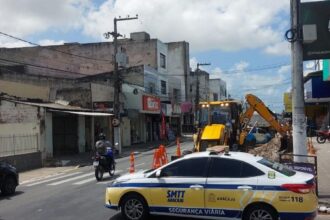Reparo em tubulação interdita duas faixas na rua Mariano Salmeron