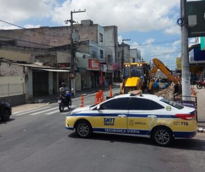 Reparo em tubulação interdita duas faixas na rua Mariano Salmeron