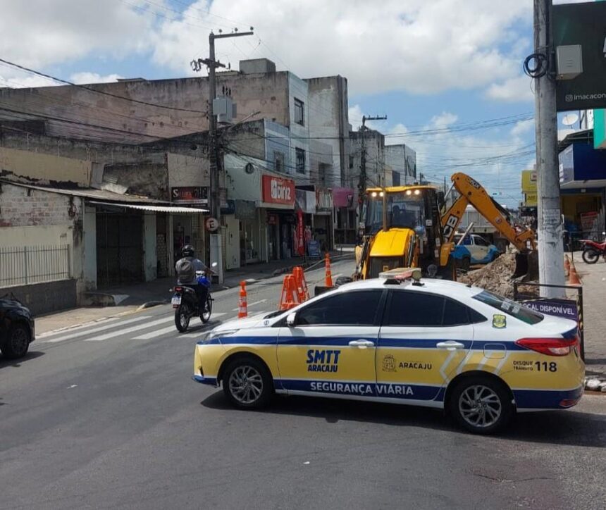 Reparo em tubulação interdita duas faixas na rua Mariano Salmeron