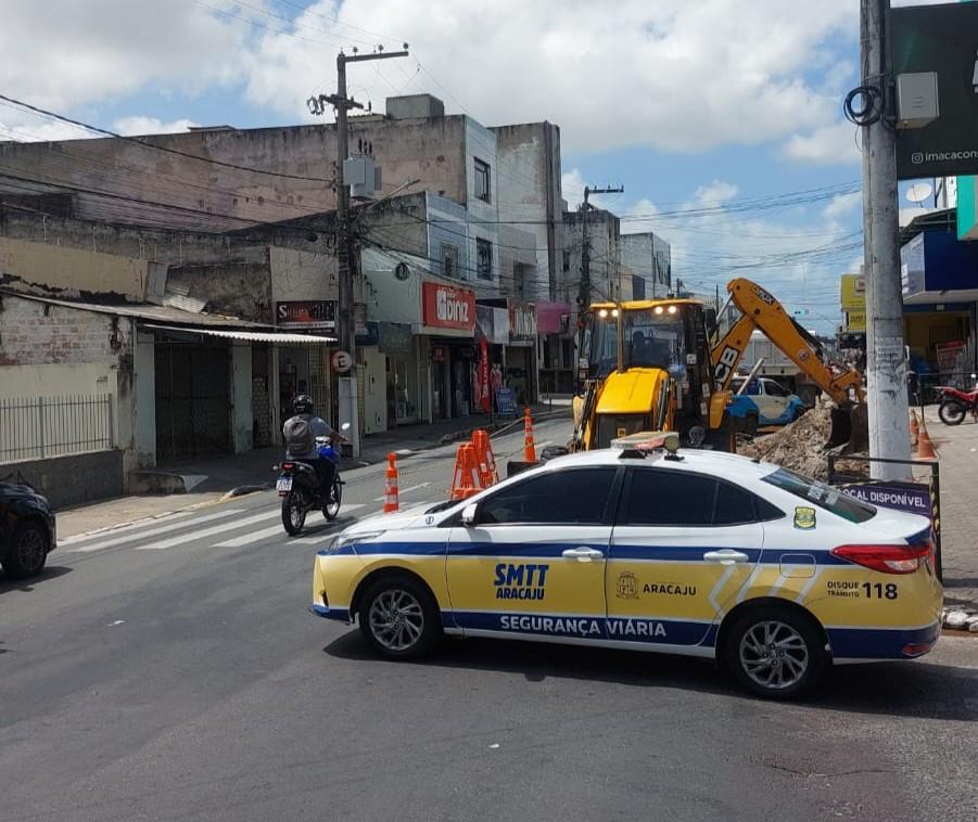 Reparo em tubulação interdita duas faixas na rua Mariano Salmeron
