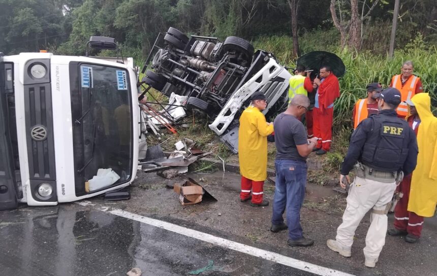 Saída de pista na BR-101 em Rosário do Catete fere motorista após dois acidentes