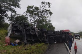 SAMU socorre vítima após acidente na BR-101 em Rosário do Catete