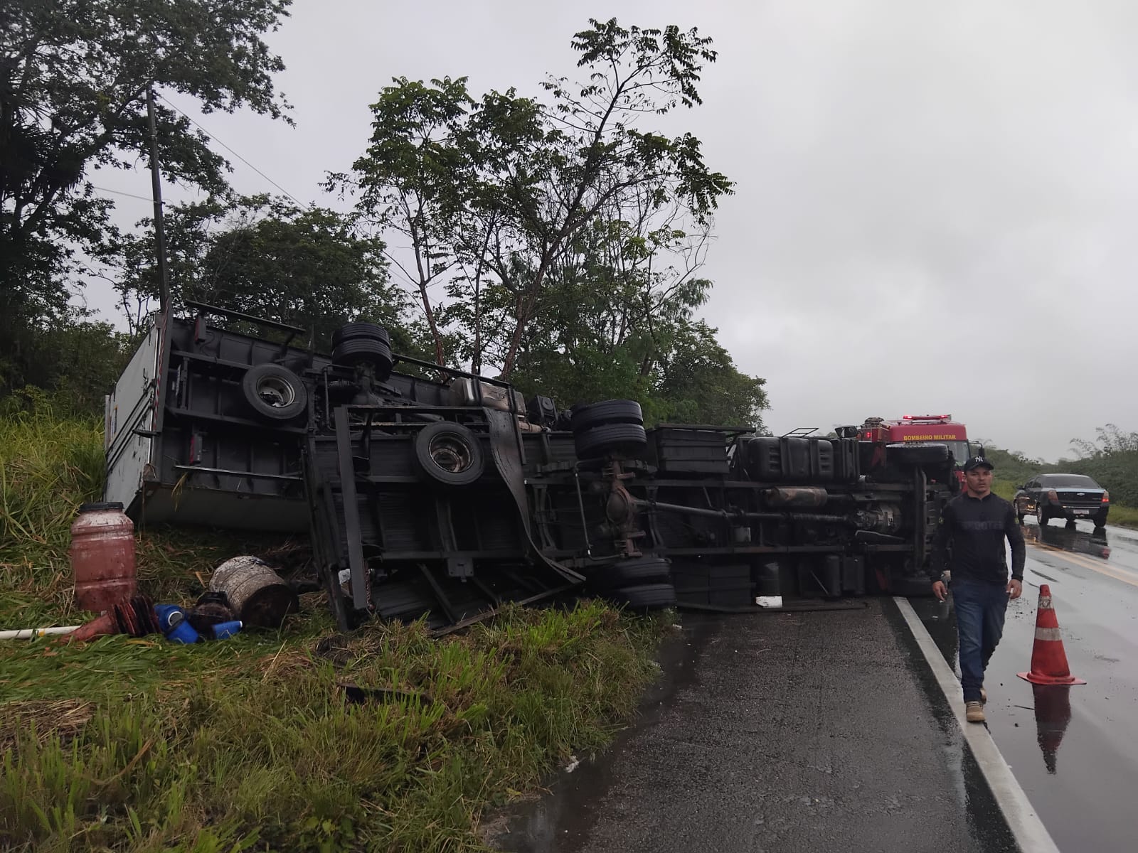 SAMU socorre vítima após acidente na BR-101 em Rosário do Catete