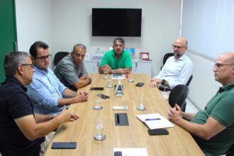 SMTT discute melhorias no trânsito da Orla da Atalaia com comerciantes