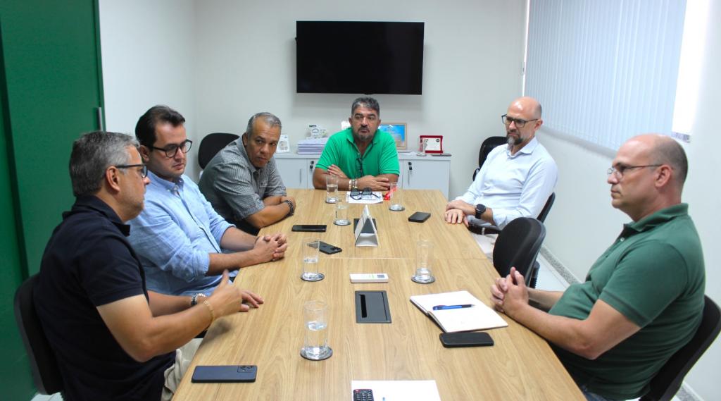 SMTT discute melhorias no trânsito da Orla da Atalaia com comerciantes