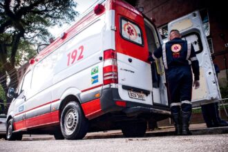 Trio armado invade residência e fere casal a tiros em Poço Verde