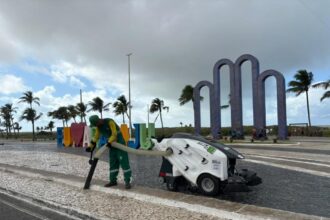 Varrição mecanizada reforça limpeza em áreas públicas de Aracaju