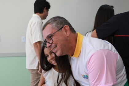 Fábio Mitidieri é recebido por moradora durante entrega de creche em Sergipe