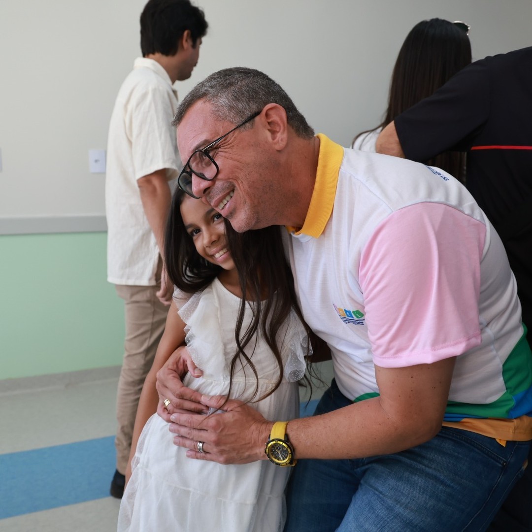 Fábio Mitidieri é recebido por moradora durante entrega de creche em Sergipe