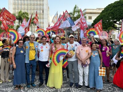 Candidatos e apoiadores do Psol durante a caminhada no Centro de Aracaju