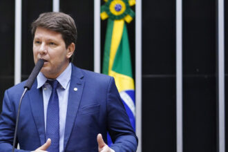 O deputado federal Mario Frias (PL-SP) na tribuna da Camara