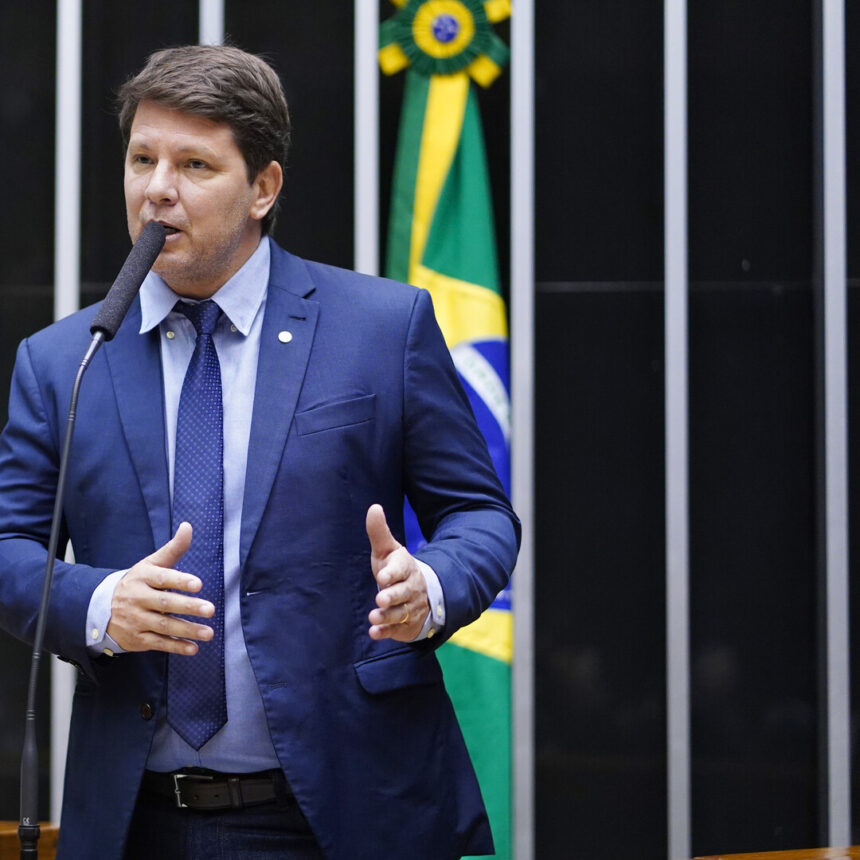 O deputado federal Mario Frias (PL-SP) na tribuna da Camara