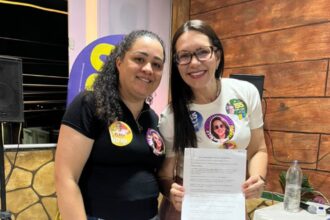 Delegada Danielle Garcia segura a carta-compromisso em defesa da cultura sergipana