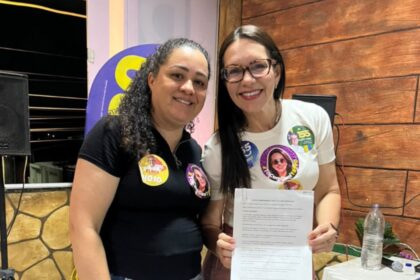 Delegada Danielle Garcia segura a carta-compromisso em defesa da cultura sergipana
