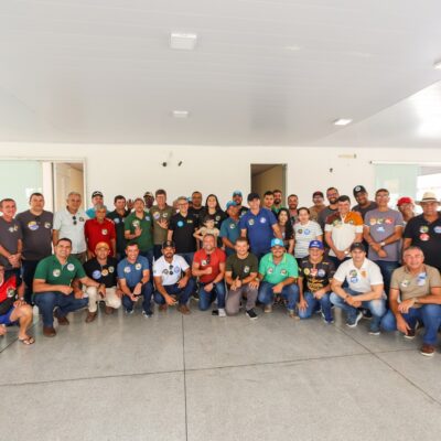 O senador Delegado Alessandro Vieira em encontro com lideranças no interior