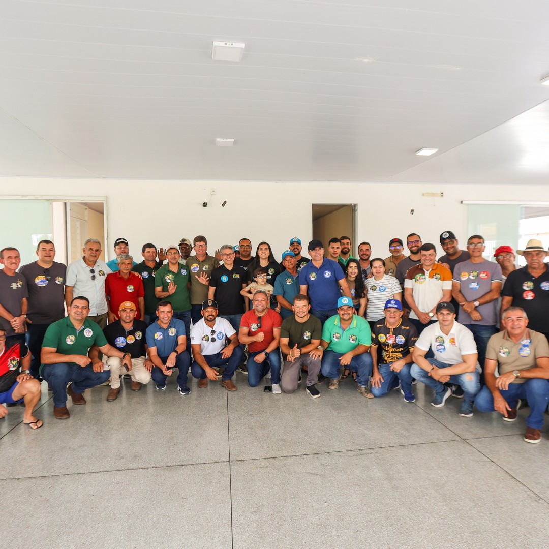 O senador Delegado Alessandro Vieira em encontro com lideranças no interior