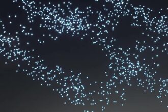 Os 2.977 drones no momento em que sobem sobre o porto