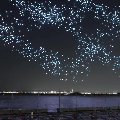 Os 2.977 drones no momento em que sobem sobre o porto