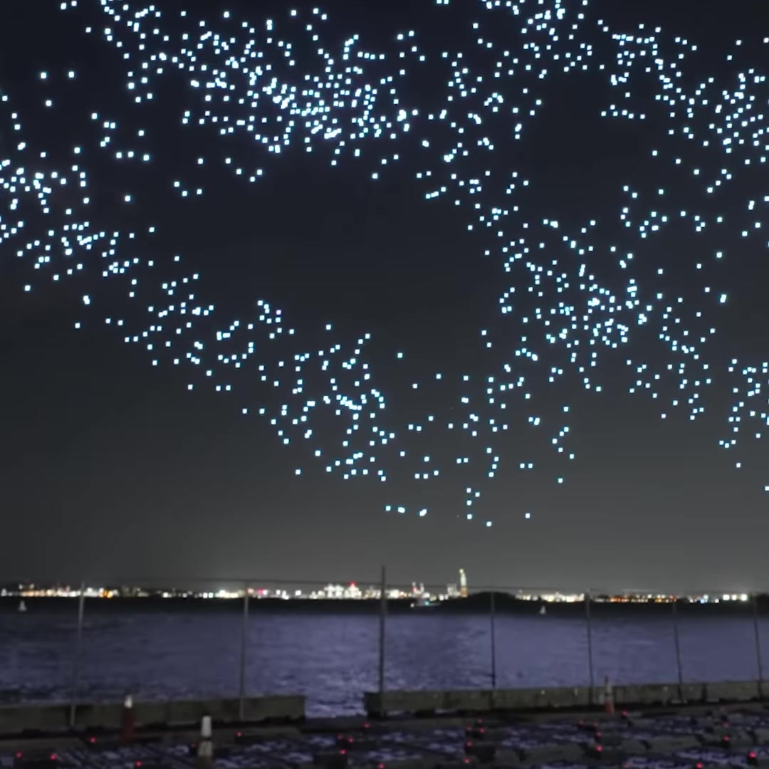 Os 2.977 drones no momento em que sobem sobre o porto