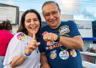 O candidato ao Senado Eduardo Amorim durante caminhada com apoiadores em Sergipe