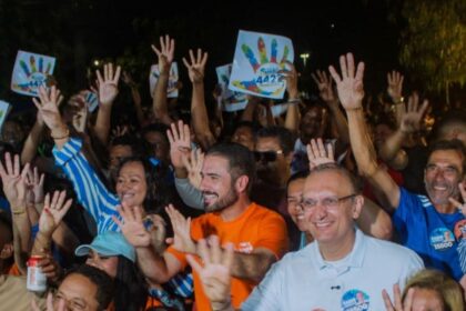 Fábio Henrique cercado por apoiadores em mobilização no bairro Santa Maria, em Aracaju