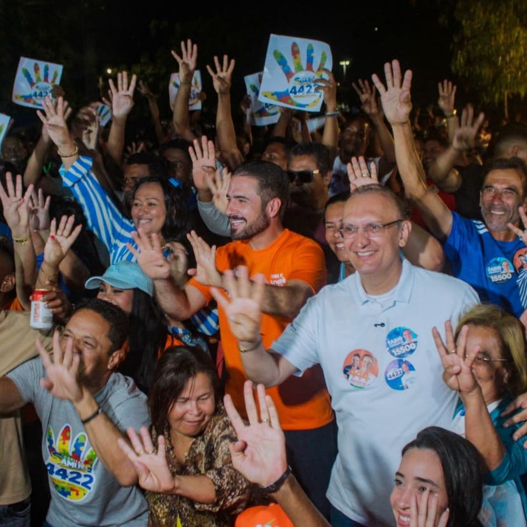 Fábio Henrique cercado por apoiadores em mobilização no bairro Santa Maria, em Aracaju