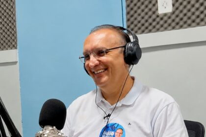 O candidato a deputado estadual Fábio Henrique durante entrevista em estúdio de rádio