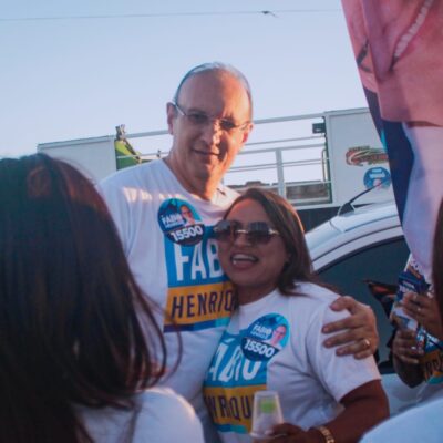 Fábio Henrique ao lado de apoiadoras durante caminhada no Tamandaré, em Aracaju