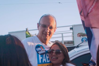Fábio Henrique ao lado de apoiadoras durante caminhada no Tamandaré, em Aracaju