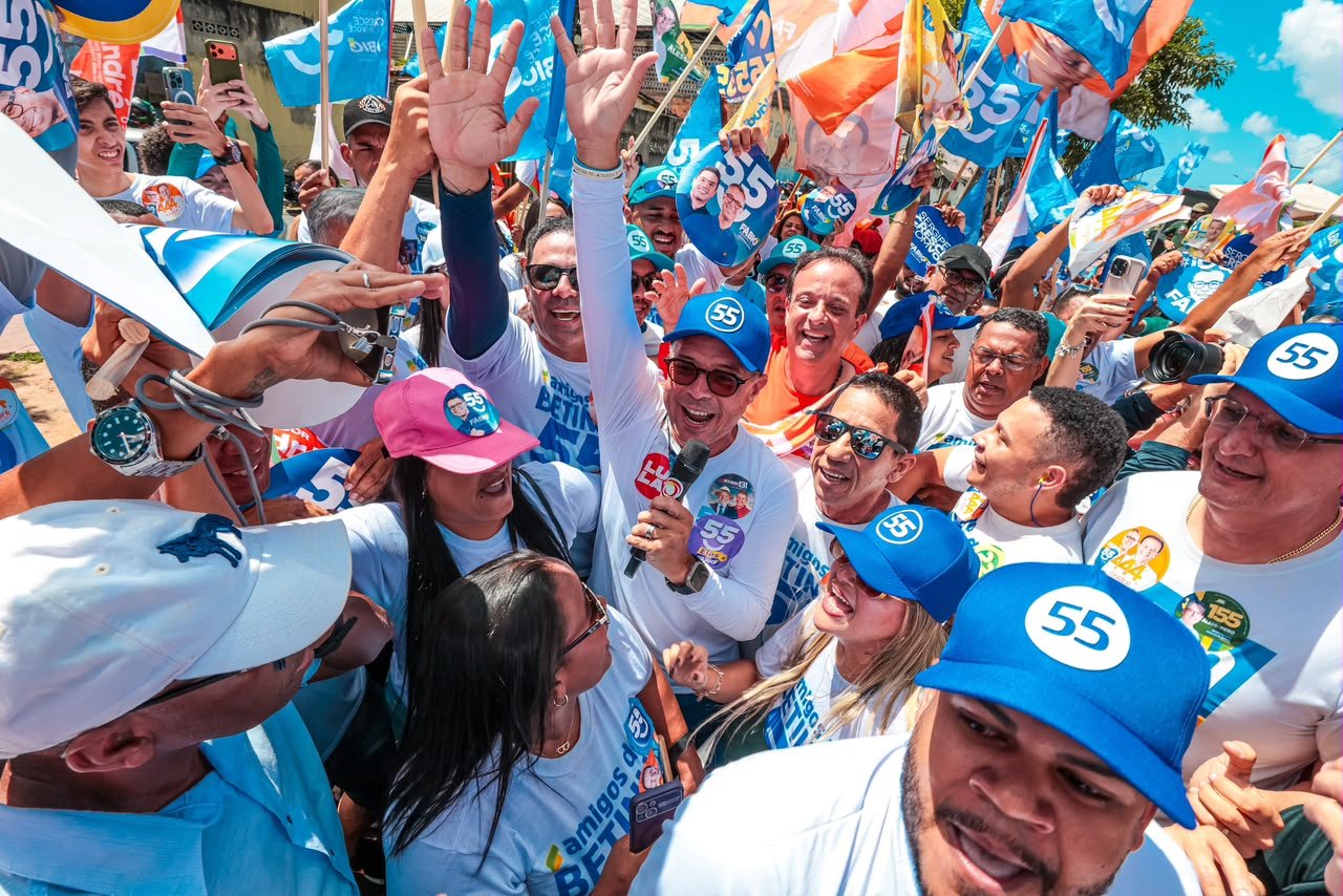 O governador Fábio Mitidieri durante carreata em Nossa Senhora do Socorro