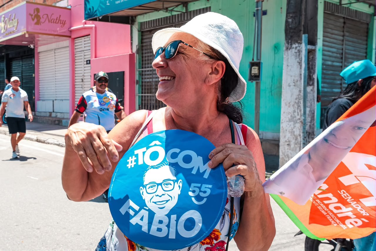O governador Fábio Mitidieri durante carreata em Nossa Senhora do Socorro