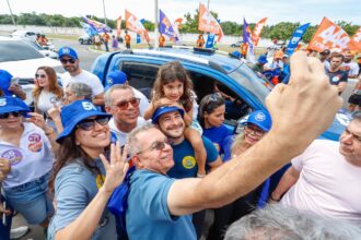 Governador Fábio Mitidieri durante caminhada na Zona Sul de Aracaju