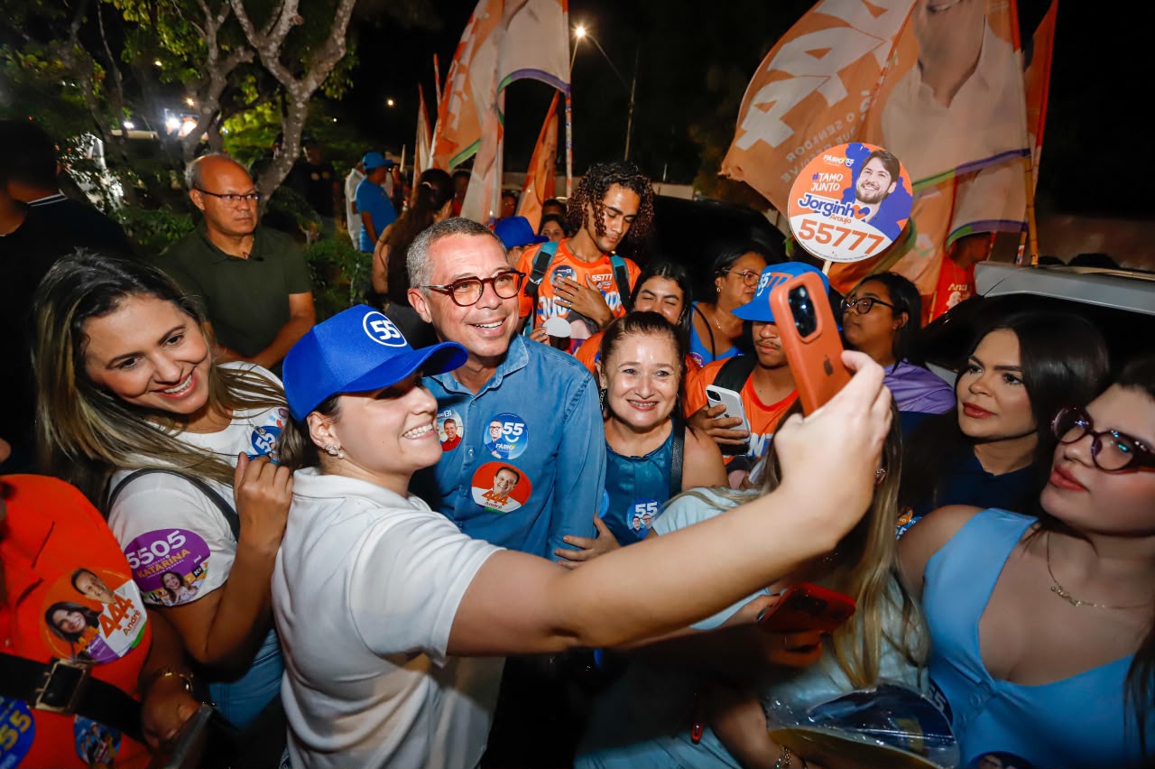 Governador Fábio Mitidieri durante minicarreata no bairro Coroa do Meio, em Aracaju
