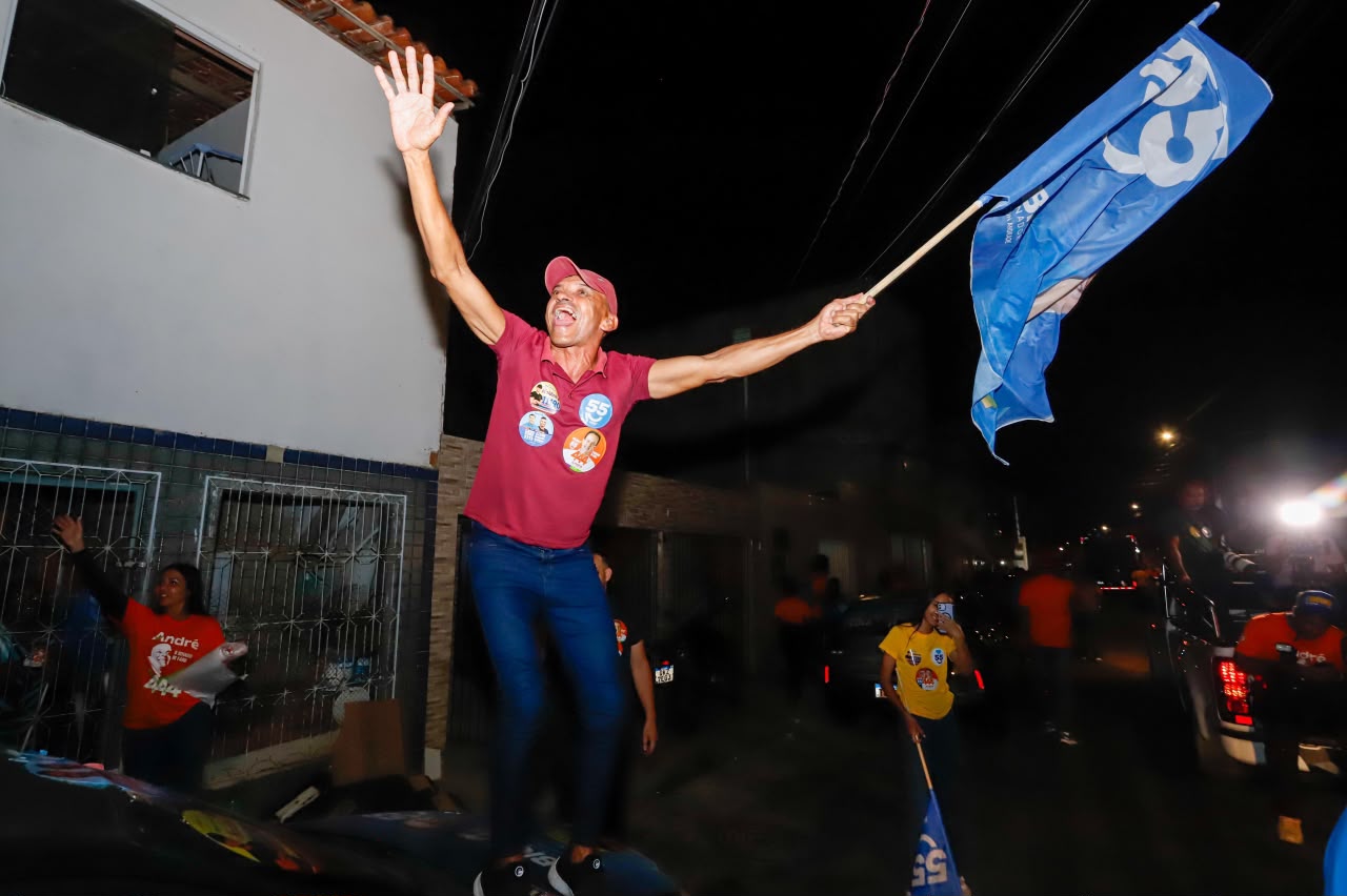 Governador Fábio Mitidieri durante minicarreata no bairro Coroa do Meio, em Aracaju
