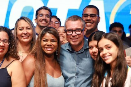 Fábio Mitidieri reunido com professores e estudantes durante a premiação do Nota 10