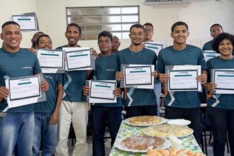 Alunos da primeira turma do Programa Impulso, da Iguá Sergipe, com os certificados do curso de Instalador Hidráulico Predial