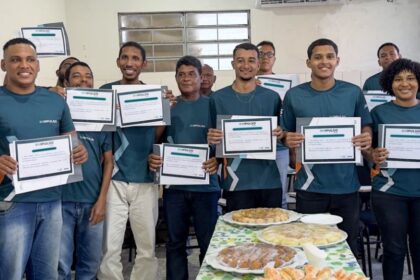 Alunos da primeira turma do Programa Impulso, da Iguá Sergipe, com os certificados do curso de Instalador Hidráulico Predial