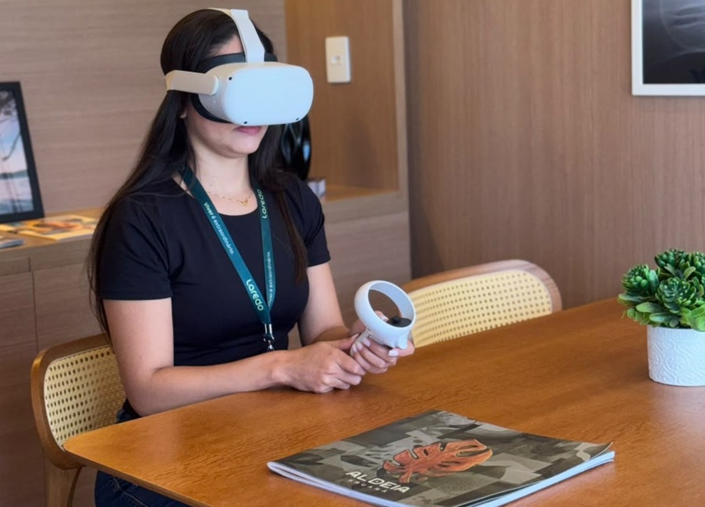 Visitante usa óculos de realidade virtual para conhecer o empreendimento