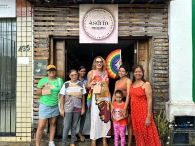 Linda Brasil com as rendeiras da Asdrin, em Divina Pastora
