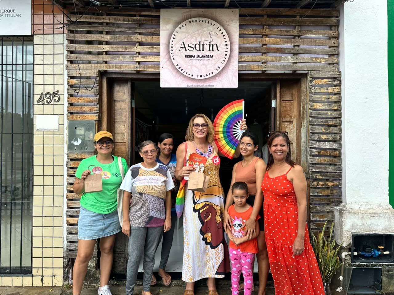 Linda Brasil com as rendeiras da Asdrin, em Divina Pastora