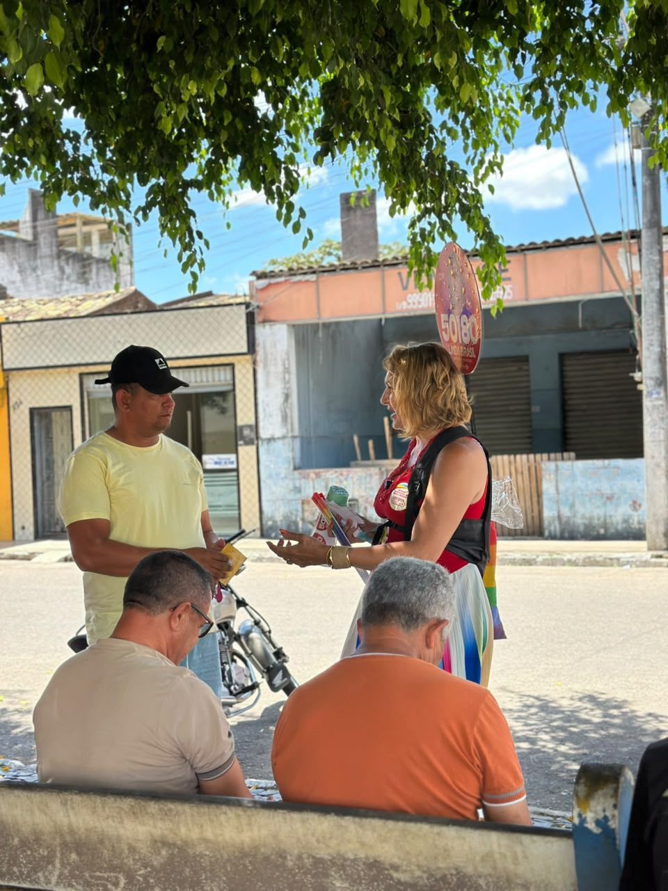 Conversa com moradores na praça durante a caminhada