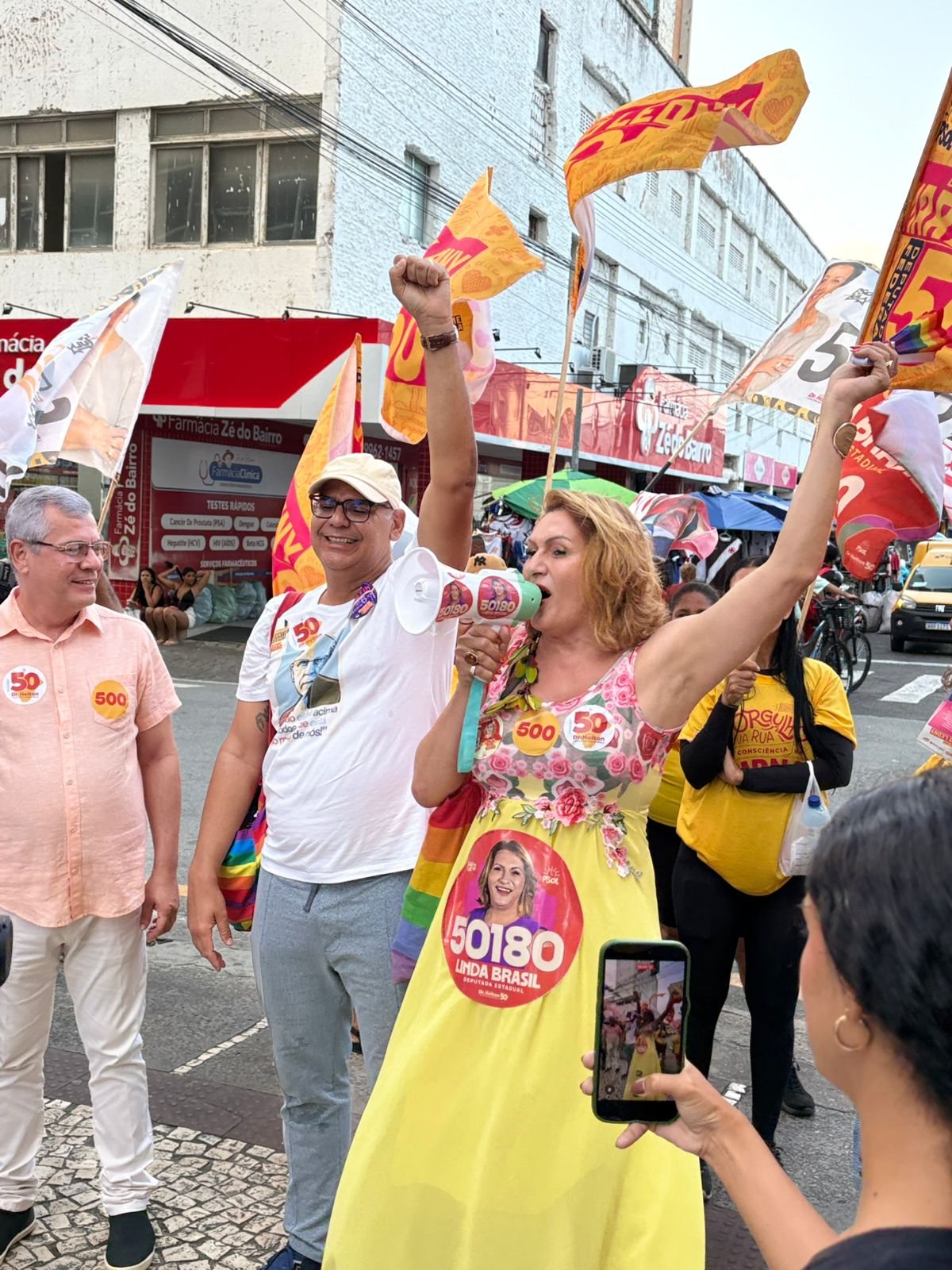Linda Brasil com o punho erguido ao lado de candidatos do Psol