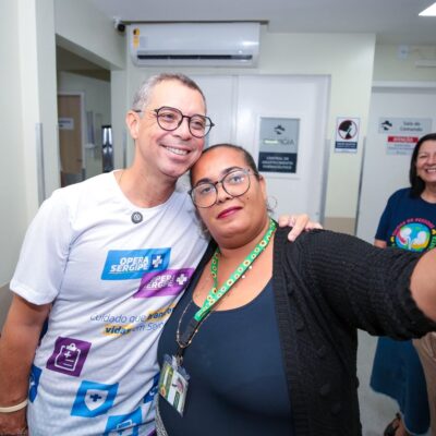 Fábio Mitidieri com profissional de saúde durante agenda do programa Opera Sergipe