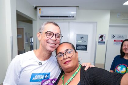 Fábio Mitidieri com profissional de saúde durante agenda do programa Opera Sergipe