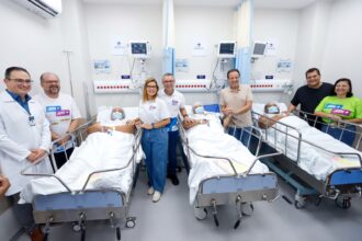Equipe do programa Opera Sergipe com pacientes em enfermaria do Hospital de Cirurgia