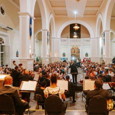 A Orquestra Sinfônica de Sergipe durante concerto da série Sons da Catedral em igreja lotada