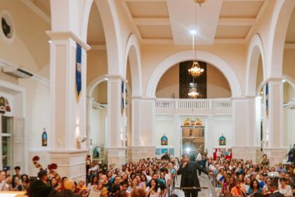 A Orquestra Sinfônica de Sergipe durante concerto da série Sons da Catedral em igreja lotada