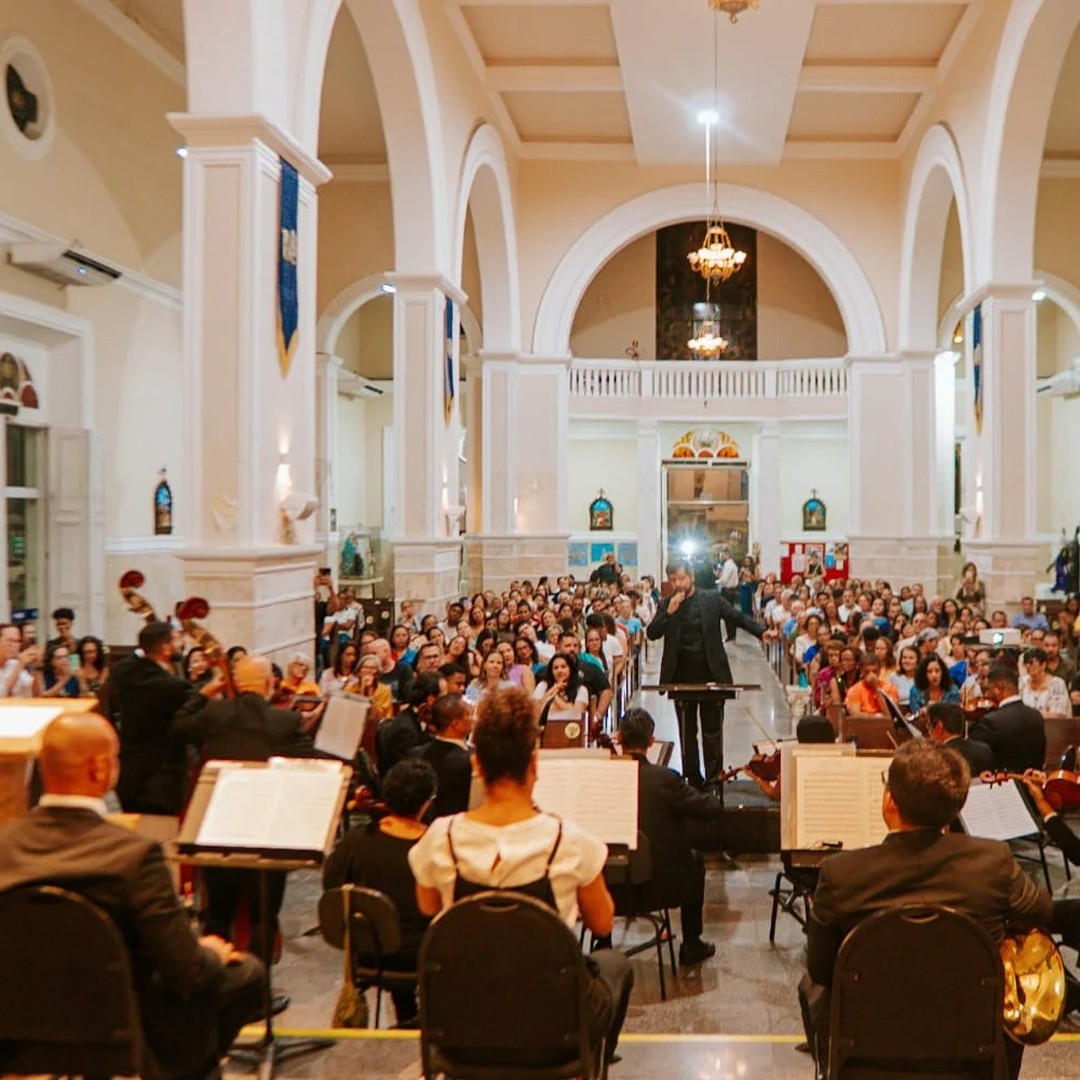 A Orquestra Sinfônica de Sergipe durante concerto da série Sons da Catedral em igreja lotada