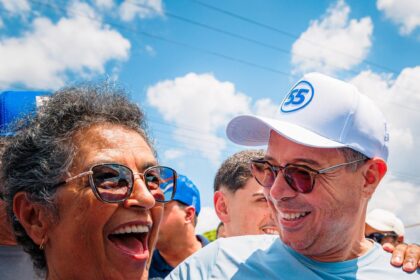 O governador Fábio Mitidieri ao lado de apoiadora durante agenda de campanha