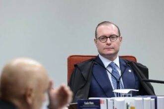 Cristiano Zanin e Alexandre de Moraes no plenário